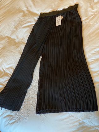 Culote Pantalón negro plisado Stradivarius L de segunda mano por 12 EUR en  Vistahermosa en WALLAPOP