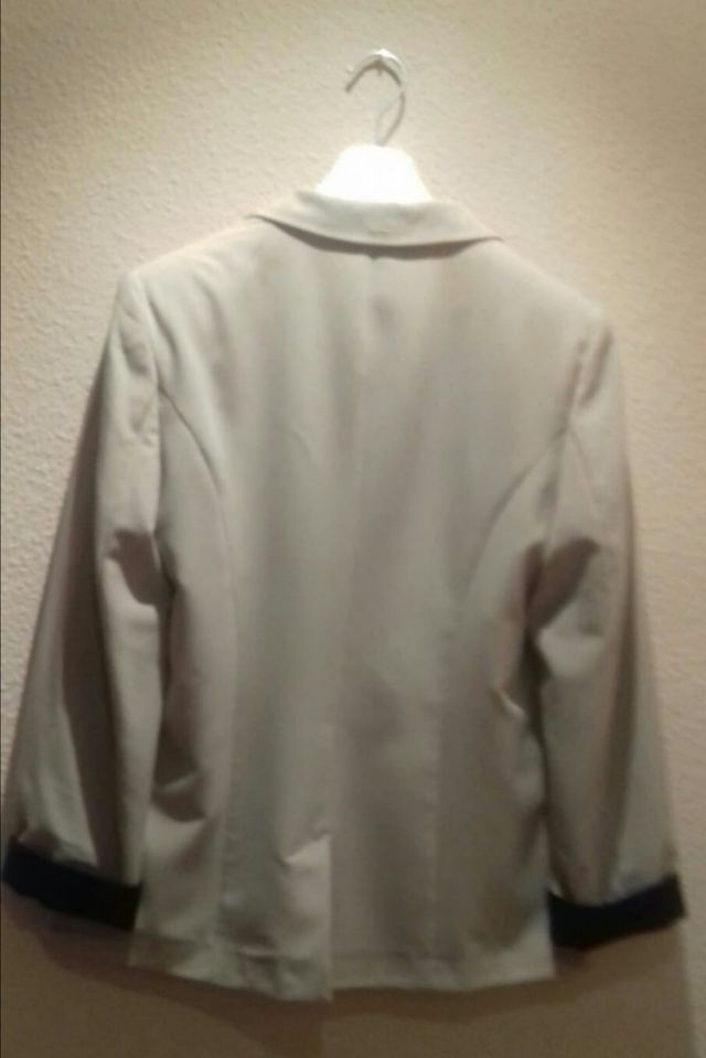 blazer beige con cuello de raso negro