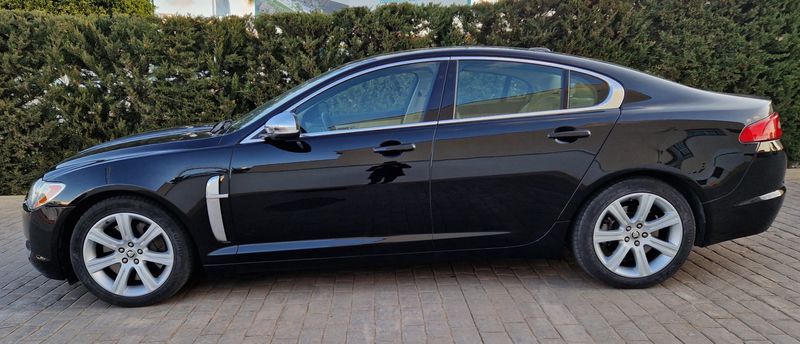Jaguar XF 2010 - foto 1