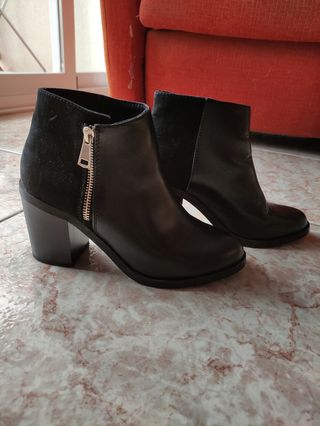 Botines negros Stradivarius de segunda mano por 12 EUR en Fuenlabrada en  WALLAPOP