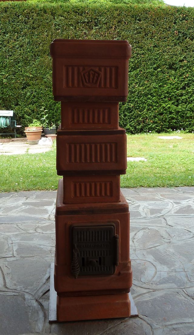 Stufa in terracotta antica