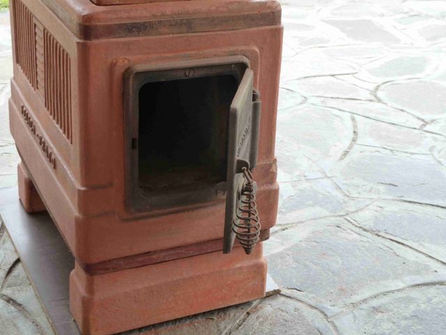 Stufa in terracotta antica