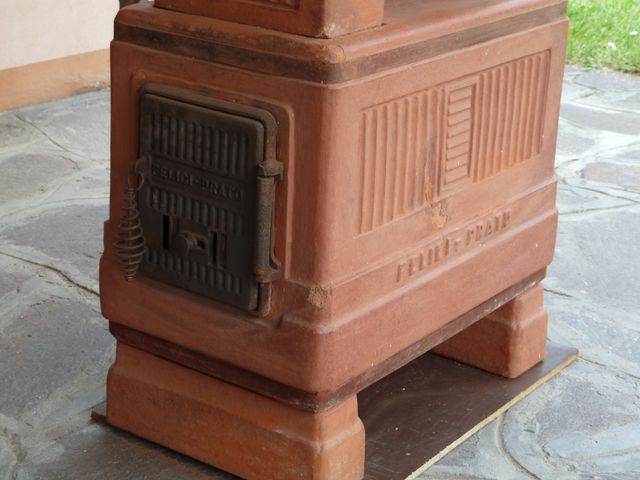 Stufa in terracotta antica