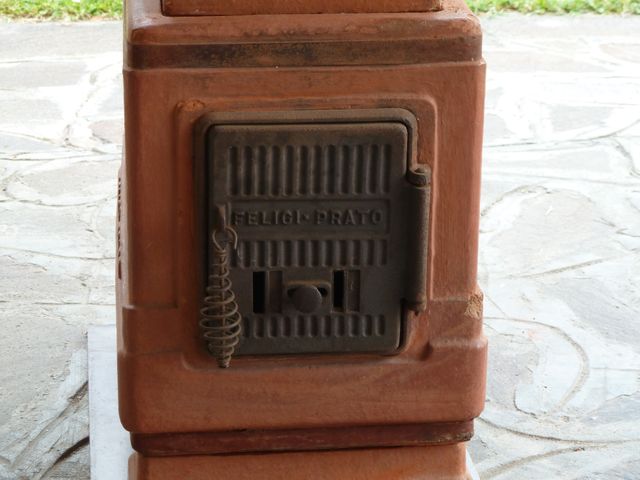 Stufa in terracotta antica