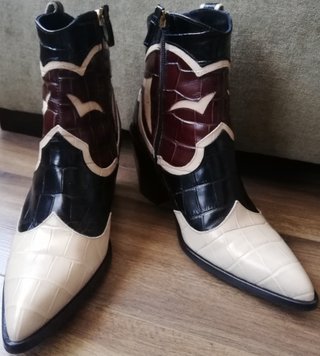 Botines cowboy Uterqüe de segunda mano por 80 EUR en Madrid en WALLAPOP