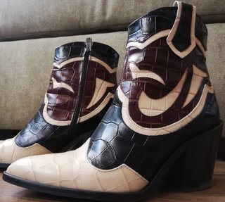 Botines cowboy Uterqüe de segunda mano por 80 EUR en Madrid en WALLAPOP