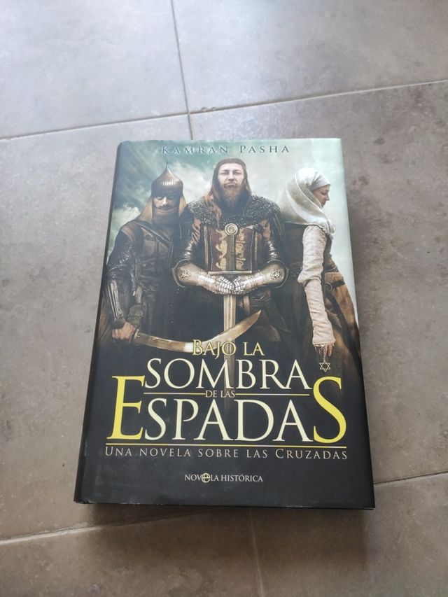 bajo la sombra de las espadas