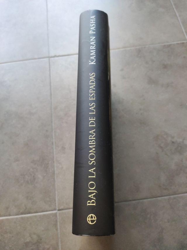 bajo la sombra de las espadas