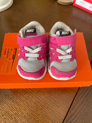 Deportiva Nike número 18,5cm de segunda mano por 7 EUR en Tomelloso en  WALLAPOP