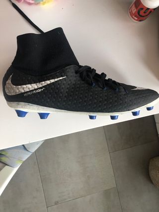 Zapatillas futbol tobillera de segunda mano por 40 EUR en Bilbao en WALLAPOP