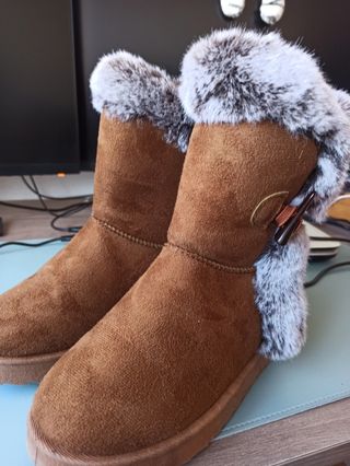 Botas Pelo marrones de segunda mano por 3,5 EUR en Nambroca en WALLAPOP