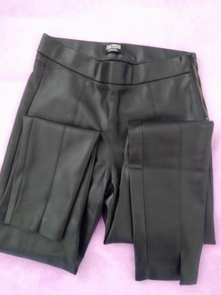 Pantalón legging polipiel negro Zara talla S de segunda mano por 8 EUR en  Tortosa en WALLAPOP