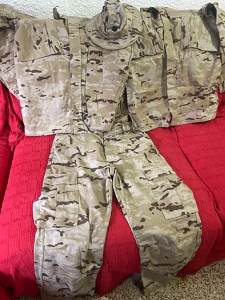 Ropa militar árida de segunda mano por 10 EUR en Ciudad Real en WALLAPOP