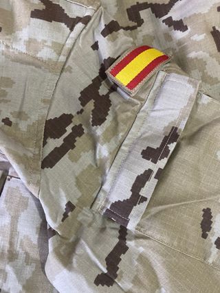 Ropa militar árida de segunda mano por 10 EUR en Ciudad Real en WALLAPOP