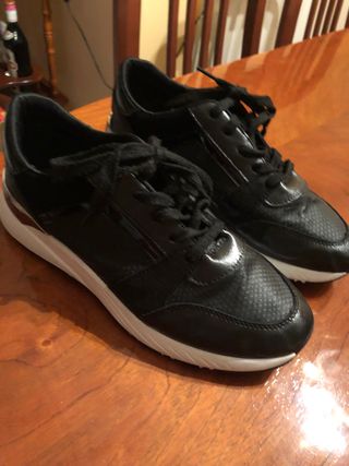 Zapatillas Parfois T: 40 Negras de segunda mano por 12 EUR en Canet de Mar  en WALLAPOP