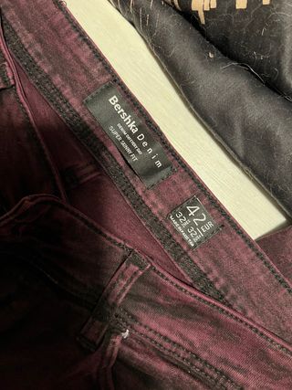 Pantalón hombre Bershka denim burdeos de segunda mano por 10 EUR en  Paracuellos de Jarama en WALLAPOP