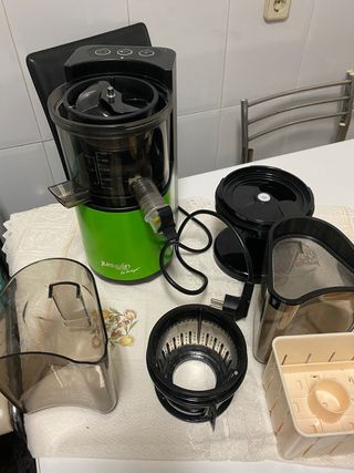Extractor de frutas y verduras (licuadora) de segunda mano por 180 EUR en  La Canonja en WALLAPOP