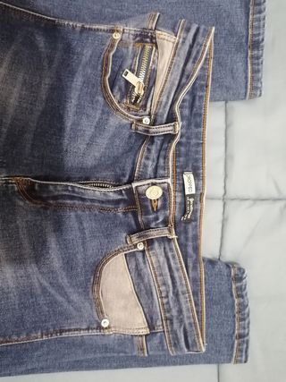 Pantalón Vaquero Stradivarius Mujer de segunda mano por 15 EUR en Pamplona  en WALLAPOP