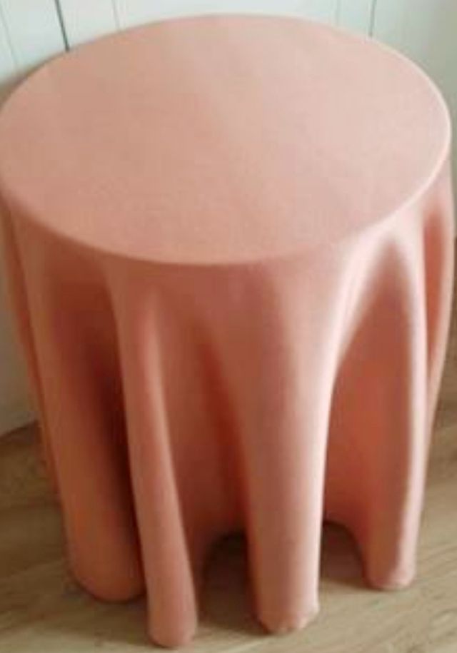 Faldas de camilla rosa hechas de raso