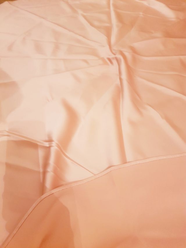 Faldas de camilla rosa hechas de raso