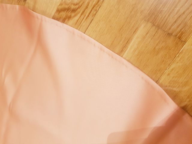 Faldas de camilla rosa hechas de raso