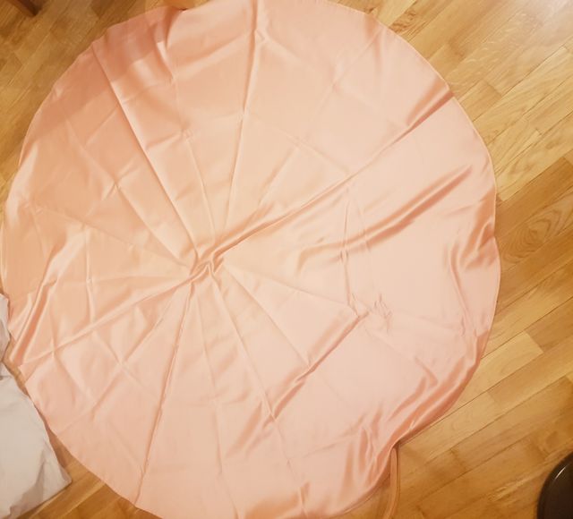 Faldas de camilla rosa hechas de raso