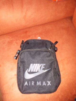 Bolso bandolera nike air max de segunda mano por 15 EUR en Madrid en  WALLAPOP