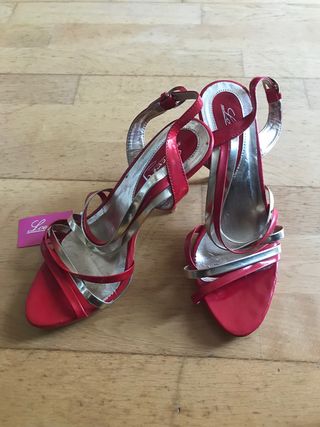 Sandalias de tacón rojas y doradas número 38 de segunda mano por 18 EUR en  Santiago de Compostela en WALLAPOP