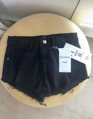 Pantalón corto negro de Bershka de segunda mano por 10 EUR en Monserrat en  WALLAPOP