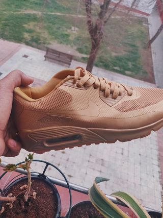 Preciosa zapatilla Nike Airmax Doradas talla 43 de segunda mano por 45 EUR  en Madrid en WALLAPOP