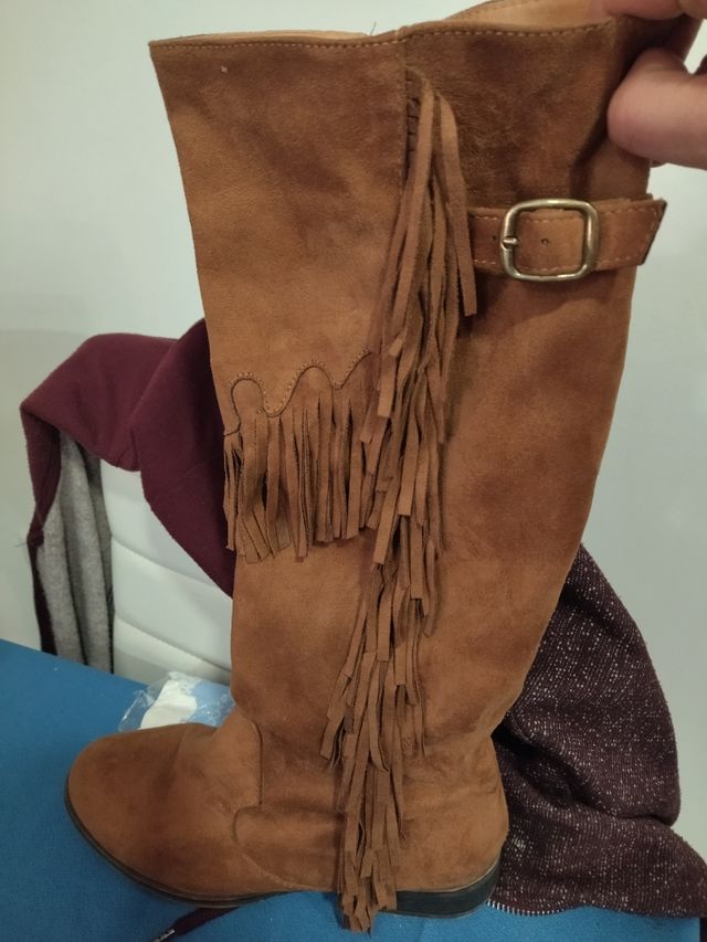 botas de altas marrones con flecos