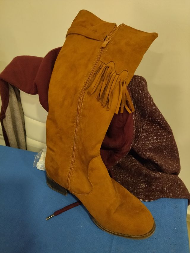 botas de altas marrones con flecos