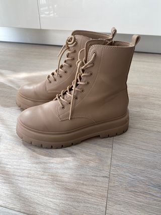 Bota militar stradivarius de segunda mano por 40 EUR en Pozuelo de Alarcón  en WALLAPOP