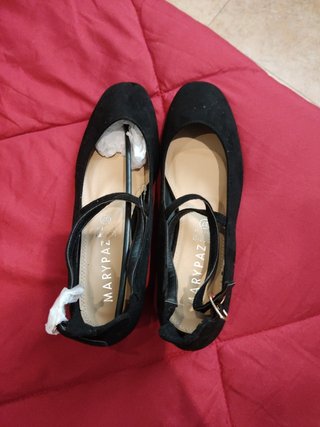 Zapatos tacón bajo negro de segunda mano por 5 EUR en Don Benito en WALLAPOP
