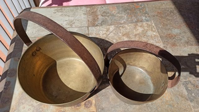 Pareja Antiguos calderos bronce