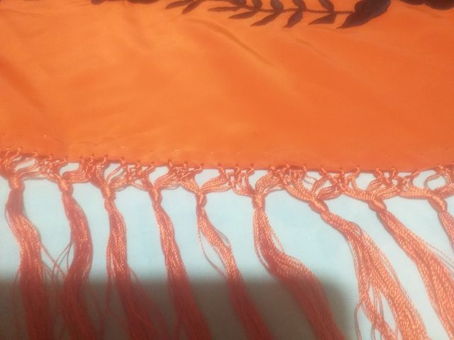 Mantón naranja bordado a estrenar.