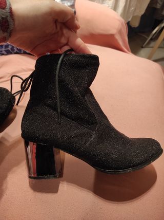 Botines negros con brillos de segunda mano por 8 EUR en Madrid en WALLAPOP