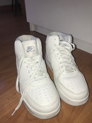 Bambas Nike blancas altas básicas de segunda mano por 20 EUR en Malgrat de  mar en WALLAPOP