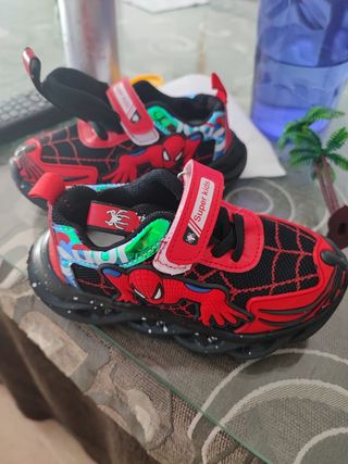 Tenis Spiderman de luces de segunda mano por 12 EUR en Olula del Río en  WALLAPOP