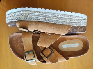Sandalias tipo Birkenstock con plataforma de segunda mano por 30 EUR en  Barcelona en WALLAPOP