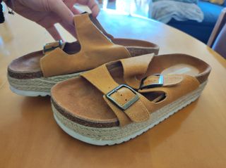 Sandalias tipo Birkenstock con plataforma de segunda mano por 30 EUR en  Barcelona en WALLAPOP