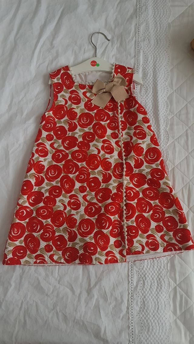 Vestido precioso con chaqueta de punto a juego