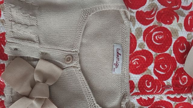 Vestido precioso con chaqueta de punto a juego