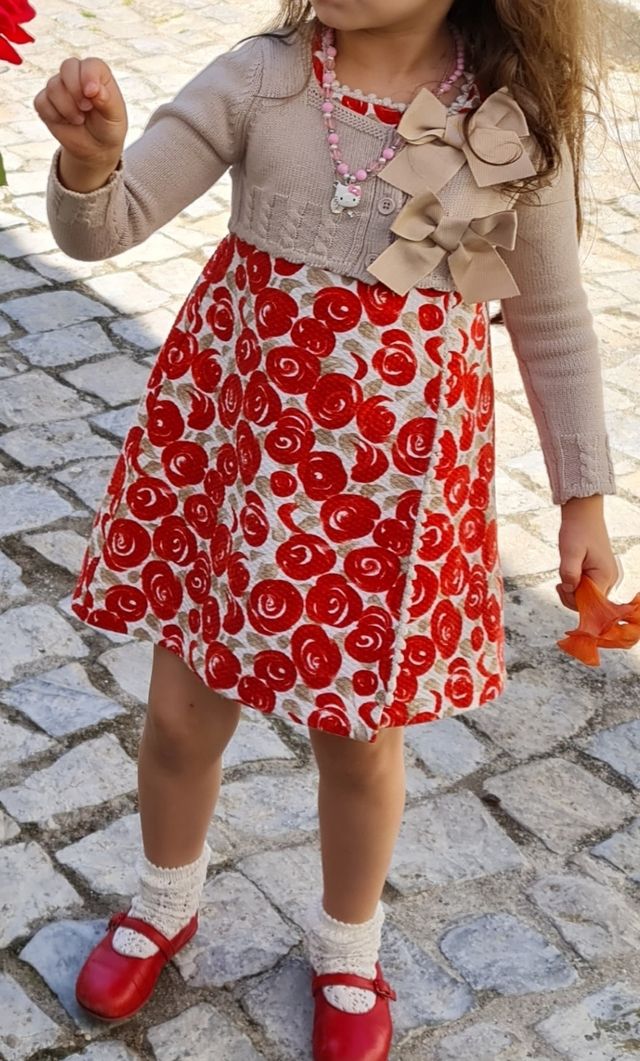 Vestido precioso con chaqueta de punto a juego