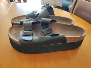 Sandalias negras tipo Birkenstock con plataforma de segunda mano por 10 EUR  en Barcelona en WALLAPOP
