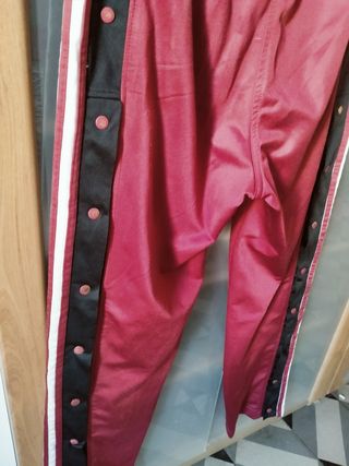 Chándal Adidas rojo con botones en los laterales de segunda mano por 7 EUR  en Barcelona en WALLAPOP