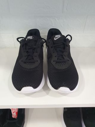 Zapatillas Nike Tanjun talla 38 de segunda mano por 13 EUR en Valladolid en  WALLAPOP