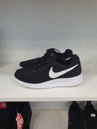 Zapatillas Nike Tanjun talla 38 de segunda mano por 13 EUR en Valladolid en  WALLAPOP