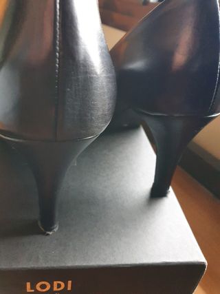 Zapatos tacon medio negro piel marca Lodi t-41 de segunda mano por 20 EUR  en Pamplona en WALLAPOP