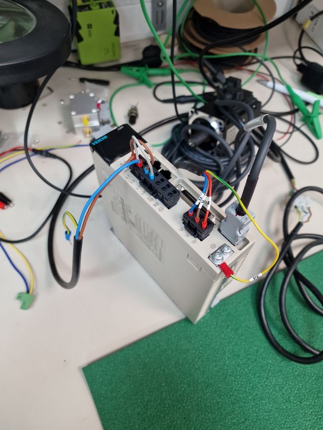 variadores de frecuencia y servo motores